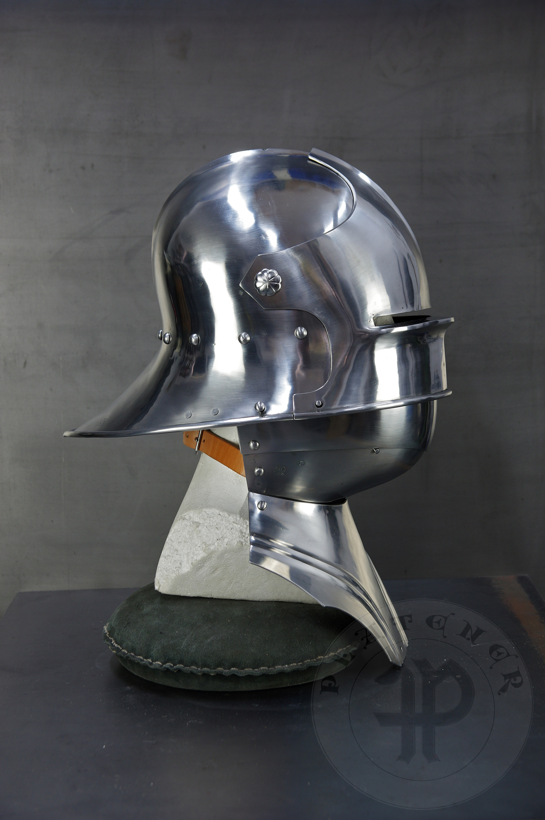 Sallet inspired by example from the Philadelphia Museum of Art; bevor inspired on Churburg CHS25 piece. Period: 1460-1470 Material: 2 mm steel with 0,3 % carbon. Heat treatment: sallet hardened and tempered up to 38 HRC and bevor up to 42 HRC. / Salada inspirowana na originale z Philadelphia Museum of Art; podbrdek oparty na oryginale z Churburga CHS25. Salada hartowana i odpuszczana do 38 HRC a podbrdek do 42 HRC.